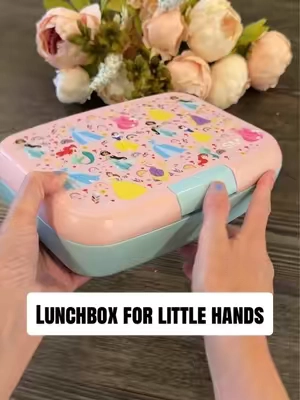 Love how Simple Modern’s new bento box lunch box has an easy to open button for tiny hands! 🫶🏼 #lunchbox #backtoschool #schoollunch #simplemodern @Simple Modern 