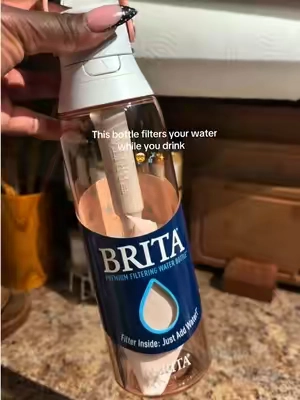 Better-tasting water, fewer plastic bottles, and one filter lasts up to 300 water bottles. This might be your new everyday essential. 🤍   #britafilter #waterbottle #filteredwater #everydayessentials #brita 