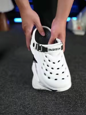Comfortable slippers for men, there are two ways to wear it,which are versatile and fashionable #slippers #comfortable #tiktokshop #fashion#SummerVibes