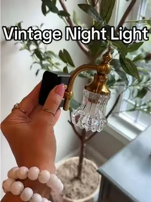 The most beautiful, simple vintage nightlight! 😍 @DORESshop LED Store  #nightlight #nightlights #vintagelighting #pluginlight #homedecor 