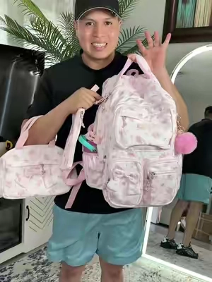 Ya haciendo todos los preparativos para el nuevo año escolar y una mochila nueva no puede faltar! Esta es parte de un set de 3 piezas que trae la mochila, un estuche para los lápices y una bolsa para el almuerzo!🔥✨ #bhxonline #backpack #backtoschool #backpackkid #schoolbackpack      