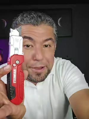 🔪 Corta y raspa con una sola herramienta La KAIWEETS 2 en 1 funciona como cuchillo utilitario y raspador, ideal para abrir cajas, retirar etiquetas, pintura y residuos de diferentes superficies. #UtilityKnife #ScraperTool #DIYTools #HandTools #HomeImprovement