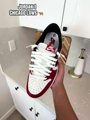 Jordan 1 Chicago lows! #chicago1s #jordan1 #jordan1low #sneakertok #sneakerhead 