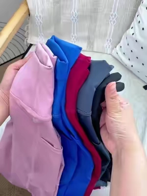 Hay bolsillos a ambos lados de los pantalones de yoga, lo cual es más conveniente.#tiktokshopmemoralday #comfortable #DealsforYouDays #summerwins 