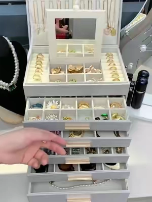 Why do you let a tangled necklace steal your morning calm? This box takes that power away. For good. #jewelrybox #jewelrystorage #jewelryorganization #jewelryorganizer #olebrandselect