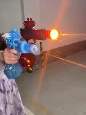 This cool electric water gun can fascinate all children#childrentoys #cool#tiktokshop #electricwatergun #waterguntoy 