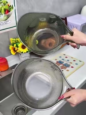 This rice rinsing strainer is so practical. It's convenient for rinsing rice, washing vegetables, or cleaning fruit – all in one. #RiceRinsingBasket #DrainBasket #KitchenEssentials #VegetableWashBasket #lifehelper