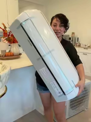 Minisplit … ya no sufras de calor en tu casa , este aire acondicionado baja la temperatura hasta 60 grados y lo podrás usar todo el año , para el inverno su temperatura la puedes aumentar hasta 90 grados  Es fácil de instalar incluyen manual. (todos los accesorios de instalación incluidos)  #minisplit #airconditioner #aireacondicionado #tiktokshopsummersale #tiktokshopcreatorpicks 