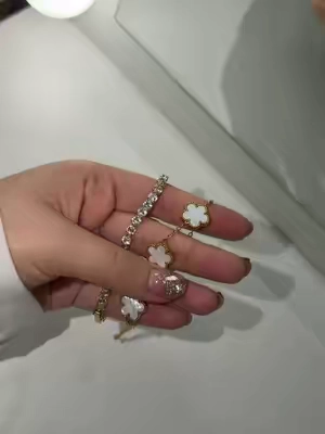 ameee😍😍😍 this gold layered bracelet set #braceletstack #bracelet #goldbracelet #braceletset #goldbracelets 