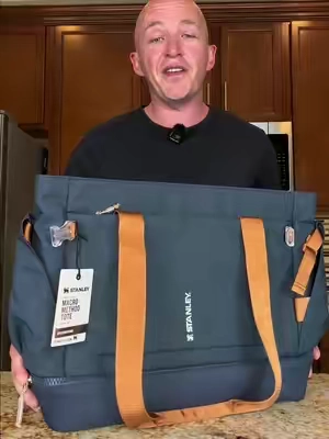 This Stanley Vitalize tote bag is a great work, school and even travel bag. #stanley #stanleytote #totebag #workbag #traveltote 