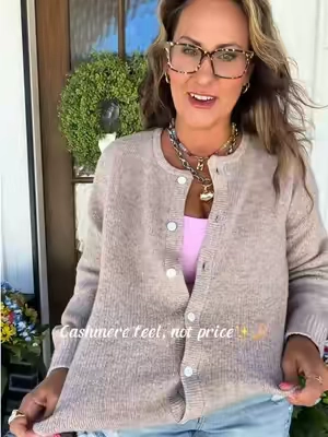 Give me ALL 😍 @pretty garden #cardigan #classystyle #fallootd #teacherootd 