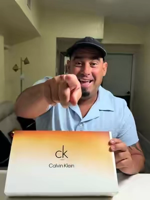 ✨ Un clásico que nunca pasa de moda. El set de regalo Calvin Klein CK One incluye Eau de Toilette, loción corporal, shower gel y un práctico spray de viaje. 🌿✨ Su fragancia fresca, limpia y unisex es perfecta para usar todos los días o sorprender con un regalo elegante. ¡Ideal para cualquier ocasión! 🎁💙#Calvin Klein CK One Unisex Gif #CalvinKlein #CKOne #Perfume #Fragancia 