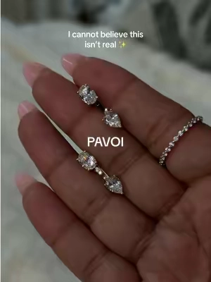 Pavoi never disappoints! I will be wearing these on repeat!! @PAVOI #pavoi #earjacket #tarnishfreeearrings #earrings #earstack 