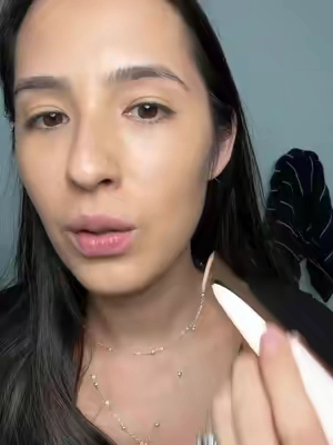 I can see why this cream bronzer deserves all the hype. 🤎 It blends seamlessly, is easy to build, and leaves a natural-looking bronzed finish.  #creambronzer #creamcontour #contourmakeup #beautyfinds #tiktokshopbeauty 