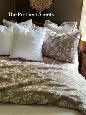 These floral sheets have such a cozy, timeless look. 🤎 I love how the soft neutral pattern works in every season and makes the whole bedroom feel warm and inviting. Lightweight and airy ☁️#bedding #sheets #beddingsets #bedsheets 