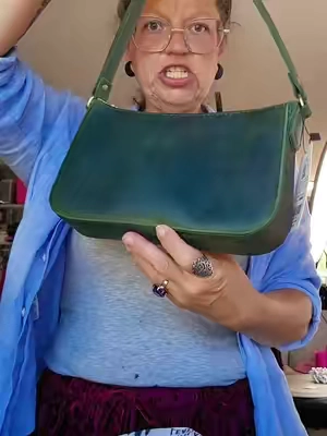 Obsessed with this evergreen color😍 #shoulderbag #leatherpurse #PLGpartner #purse #leathershoulderbag @PORTLAND LEATHER GOODS 