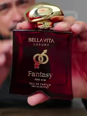 BellaVita Luxury Fantasy for Him es un Eau de Parfum para hombre de 3.38 oz. Combina manzana y canela arriba con un fondo de almizcle, para un perfil dulce y especiado con carácter. Se queda en la piel por horas, ideal para el diario y para salir. Presentación en frasco rojo vino con tapa dorada. #Perfume #PerfumeDeHombre #NotasDulces #NotasEspeciadas #BellaVita 