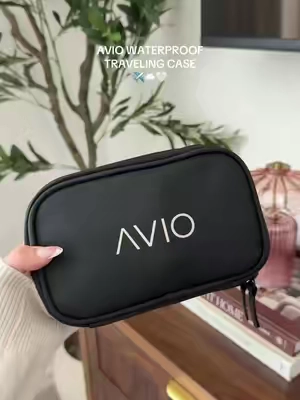 sooo good because there’s so many pockets and you can keep your passports safe in here since it’s waterproof #avio #aviohatch #waterproofbag #travelwallet #travelmusthaves 