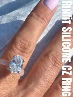 💍 Whether is weekends spent at the sports fields, days at the water park or just running errands~ I’m pretty much always in one of my Rinfit silicone CZ rings.  Doesn’t slip off and they are just so pretty. #silconering #czring #travelring #rinfitrings #sportsmom