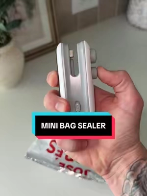 I’m done with chip clips for good now that I can just seal my bags shut 🤯🙌 #minibagsealer #bagsealer #kitchengadgets #snackbreak #kitchenessentials 