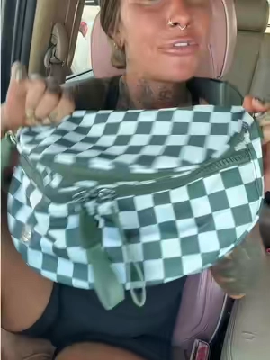 I finally got a green checkered crossbody bag from iris and rainbow and OMG they are EVERYTHING!! Plus this bag chain!! Yall this bag is perfect! @Rainbow Boutique LLC #irisandrainbow #checkeredbag #crossbodybag #womensbags #pursetok 