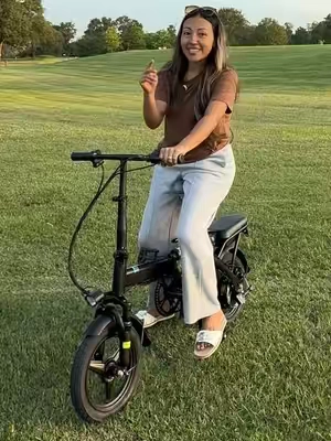 Una bicicleta súper necesaria para los que tienen los supermercados cerca o para el trabajo. Si no tienen auto o no quieren gastar gasolina súper ideal para los que viven en la ciudad te comparto el enlace en el carrito naranja de este video para que le eches un vistazo todo detalle del producto  #electricbike #tiktokshopcreatorpicks #tiktokshopsummersale 