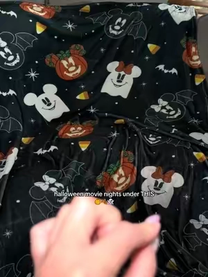 the licensed product that’s WORTH the money 🎃🤎👻#disneyhalloween #disneyhalloweenmerch #mickeyandminnie #mickeymouse #halloweenblanket