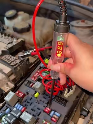 Encuentra el fusible quemado de tu carro en 10 segundos. Antes perdías tiempo sacándolos uno por uno. Con este probador: luz + 12V = bueno, sin luz = quemado. #ProbadorDeFusibles #10Segundos #DiagnósticoEléctrico #TallerEnCasa #AccesoriosParaAuto