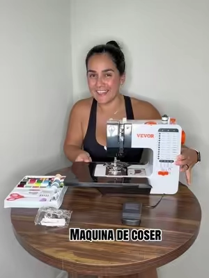 ¡Ahorra en arreglos y crea tu propia ropa desde casa! Esta máquina de coser es compacta, superpotente y muy fácil de usar, incluso si jamás has cosido antes.  #tiktokshopsummersale #sewingmachine #sewingtiktok #sewinghacks #tiktokshopfinds 
