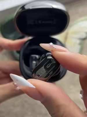 Escuchar música mientras haces ejercicio y obtener traducción en tiempo real? Estos auriculares lo hacen! Resistentes al agua y al sudor, con una calidad de sonido impresionante, ¡el mundo es tuyo!!? #HTC#ne75 #SummerVibes #TikTokShopRestock #dealsforyoudays