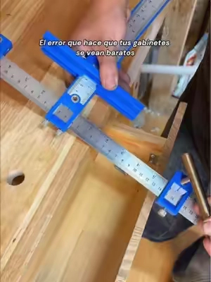 Instala jaladeras de cajones con alineación perfecta sin perder horas midiendo. Esta plantilla ajustable para herrajes ayuda a lograr resultados profesionales en proyectos DIY.cabinet hardware jig, plantilla para cajones, instalación de gabinetes, herramientas DIY, carpintería#SummerVibes #DealsForYouDays #DIYProjects #MejorasDelHogar #Herramientas 