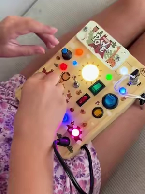 Keeping little hands busy without the screen? Yes, please! 🙌 This busy board is packed with fun, quiet activities that are perfect for travel, restaurants, waiting rooms, or car rides. Quiet fidgets are always a huge win in our house! 💛 #busyboard #travelwithkids #quietactivities #fidgettoys #parentinghacks 