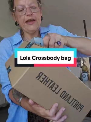 Biiiig fan of this Lola crossbody bag from @PORTLAND LEATHER GOODS  #crossbodybag #leatherpurse #leatherhandbag #PLGpartner #purse 