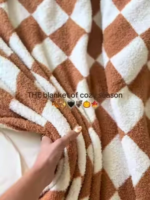she’s so soft and stretchy! Cgk knows how to do blankets #blanket #cozyseason #falldecor #tiktokshopcreatorpicks 