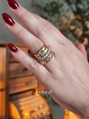 Basta un set!  #pavoi #goldplatedjewelry #stackablerings 