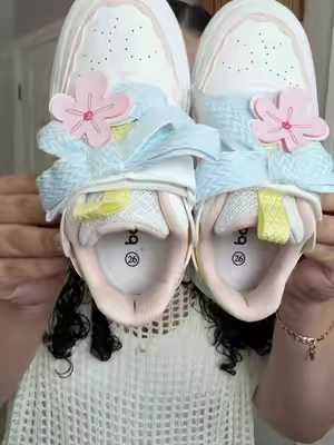Cada paso será más especial con estos hermosos tenis para niñas. Diseñados para brindar comodidad, buen soporte y un estilo encantador que las hará lucir preciosas en cualquier ocasión. #ZapatosParaNiñas #ModaInfantil #Princesitas #RegresoAClases #TikTokShopCreatorPicks