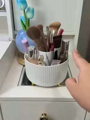 Dale un toque elegante a cualquier espacio con este organizador giratorio de 360°. Sus compartimentos amplios te ayudan a mantener maquillaje, brochas, skincare, joyería o accesorios perfectamente organizados y siempre a la mano. Práctico, moderno y perfecto para ahorrar espacio. #Organización #OrganizadorDeMaquillaje #Skincare #DecoraciónDelHogar #TikTokShopCreatorPicks
