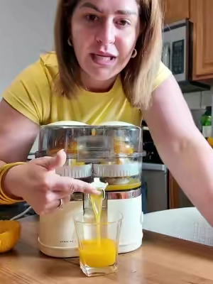 🍊 Si te gusta el jugo natural, este exprimidor eléctrico te va a facilitar muchísimo la vida. Exprime cítricos de forma rápida, tiene doble cabezal para diferentes tamaños y un cortador integrado que hace todo más práctico. Perfecto para preparar jugo fresco en casa con menos esfuerzo. 🍋✨ #TikTokShopFinds #KitchenGadgets #HomeEssentials #Juicer #KitchenMustHaves