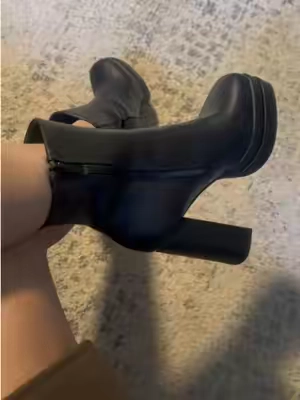 Divinassss estas botas vienen también con una sola plataforma y otros colores en el link 🔗 #botas #fashion #fashionshoes #tacones #heels 