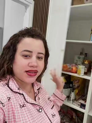 dispensador giratorio para arroz y granos. Tener el arroz, los frijoles, las lentejas y otros granos organizados nunca fue tan fácil. Solo giras, presionas un botón y sale la cantidad que necesitas sin hacer regueros. Además de ahorrar espacio, mantiene los alimentos mejor organizados y siempre a la vista. #organizacion #cocina #organizadordecocina #homeessentials #tiktokshop 
