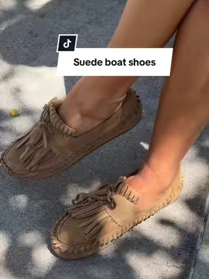 SAMUAL CHARM CHESTNUT SUEDE combines the classic appeal of a boat shoe with the refined silhouette of a loafer. Featuring distinctive fringe accents, this design adds a sophisticated edge while maintaining timeless versatility #boatshoes #suedeboatshoes #suedefringeshoes #tiktokshopnewarrivals #tiktokshopcreatorpicks @stevemadden 