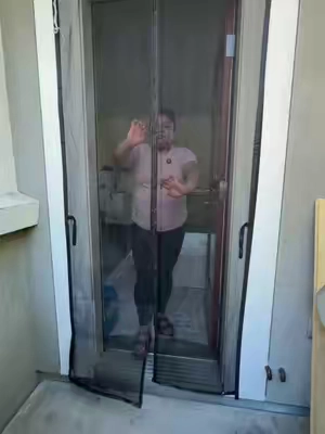 Descripción: ¡Por fin puedo dejar la puerta abierta sin preocuparme por los mosquitos! 🦟🚪 Esta cortina magnética se abre y se cierra sola, dejando pasar a toda la familia mientras mantiene los insectos afuera. Fácil de instalar y perfecta para el verano!#magneticscreendoor #screendoor #mosquitonet #TikTokShopSummerSale #SummerVibes 