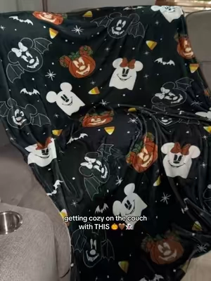 the halloween blanket i’m reaching for every night 🎃🤎👻 #disneyhalloween #disneyhalloweenmerch #mickeyandminnie #mickeymouse #halloweenblanket 