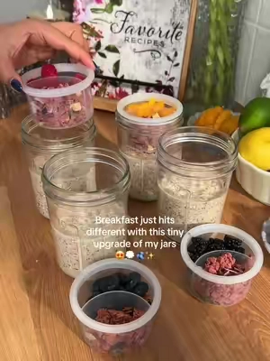 Breakfast just hits different with this tiny upgrade of my jars 😋#fyp #foryoupage #tiktokmademebuyit #mealprep #breakfastideas #masonjar #tiktokfinds #overnightoats #chiapudding #soligtovernightoatjars 