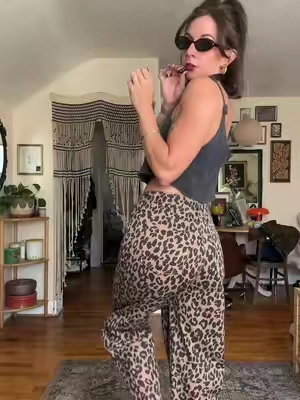 stunningggg #leopardprint #cheetahprint #barreljeans #stretchyjeans #cutejeans 