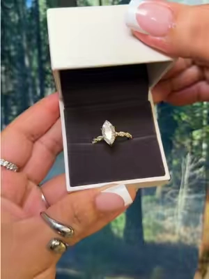 Currently obsessed with this ring 😍 #ring #moissanite #moissanitering #everydayring #everydayjewelry 
