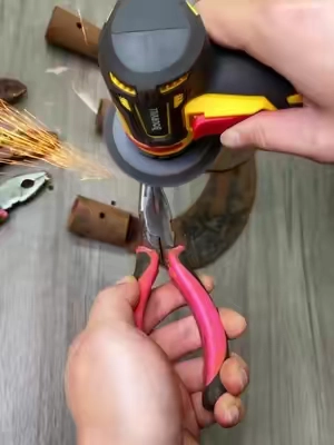 No te dejes engañar por su tamaño, este tipo es increíblemente poderoso.#diyproject #anglegrinder #garageessentials #mechanictools #toolset 