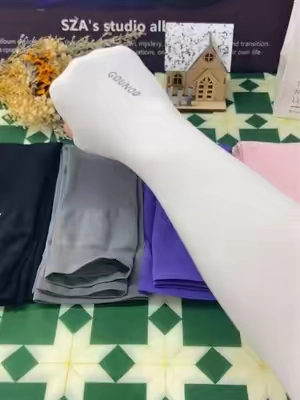 Las mangas refrescantes se han convertido en un elemento esencial para las salidas de verano. No solo protegen la piel del daño solar y brindan una sensación refrescante, sino que también sirven como un accesorio de moda para atuendos elegantes. #mangasparasol #mangasdesedahelada #imprescindiblesdeverano #mangasparabrazos #usa_tiktok 