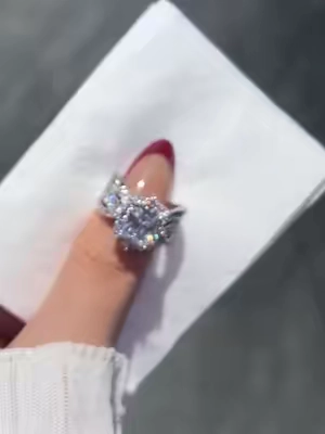 ✨ ✨ ✨ #rings #engagementring #travelring #giftguide #jewelry 