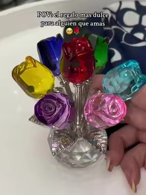 Esta rosa de cristal no se marchita; brilla en su mesa y le recuerda que alguien la eligio con amor, no solo por compromiso sino porque la valora.#rosadecristal #regalodulce #amor#giftideas #tiktokshop